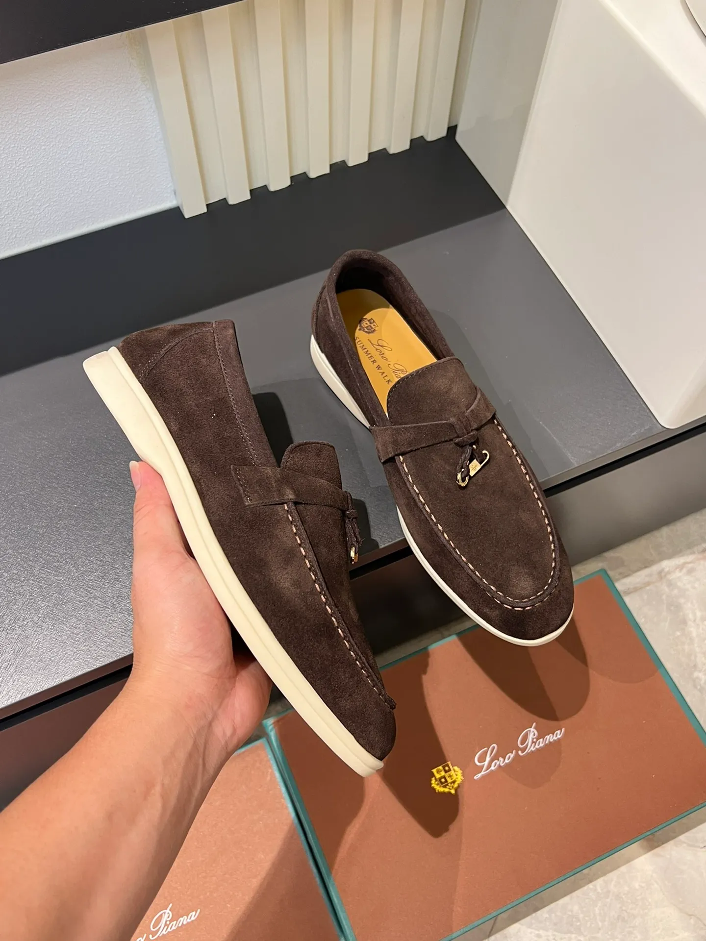 Men's shoes 💰p360 "Loro men's shoes 💰pian'*" Classic L men's shoes for couples 💰p Top version British flat loafers, a must-have item in old money style, the minimalist design is eye-catching and durable, a plus point for dressing The soft foot feel and texture are outstanding. They don’t scratch your feet and are very nice. They are matched with soft and waxy soles. They can be worn daily for a long time without getting tired. They are easy to wear, versatile and classic items, with perfect foot feel and texture! Imported cashmere fabric, the lining is made of imported A-grade water-dyed cow lining, the top version of the genuine leather midsole is sewn with pure handmade mark thread! Size: Female 35-40 (34. Customized) Male 38-44 (45.46. Customized)